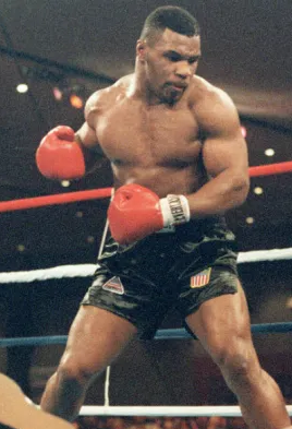 Alt Text Mike Tyson no ringue de boxe. Sua postura é firme e tensa.
